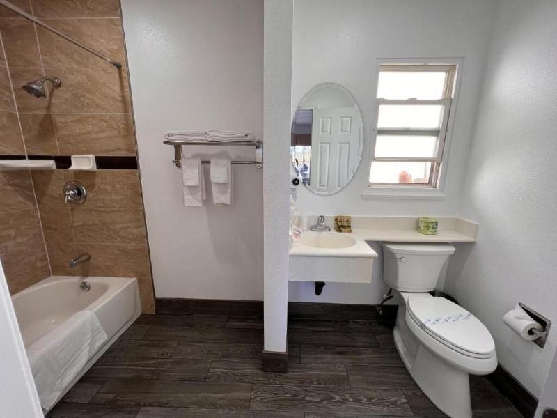 Town And Country Inn image
