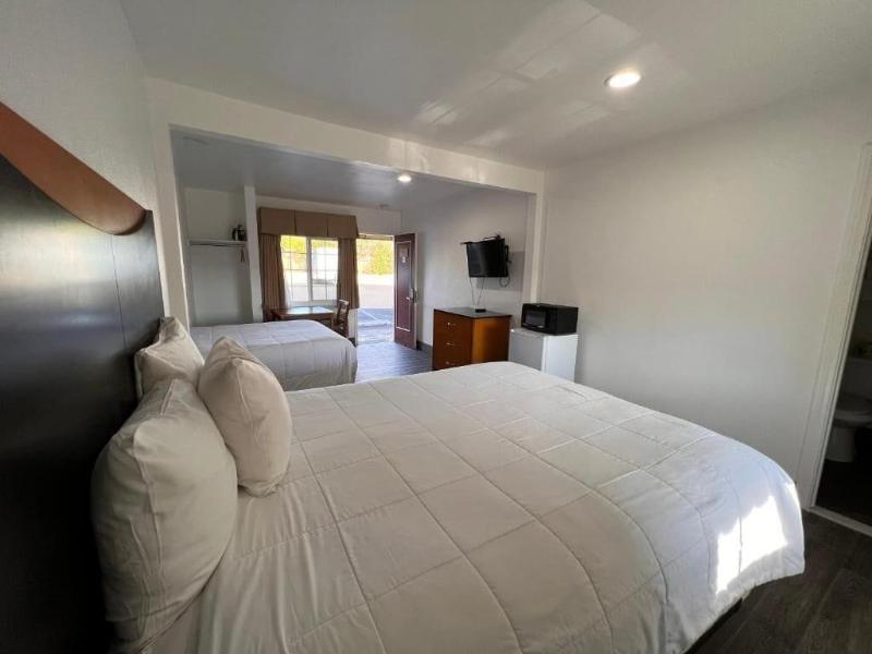 Town And Country Inn image