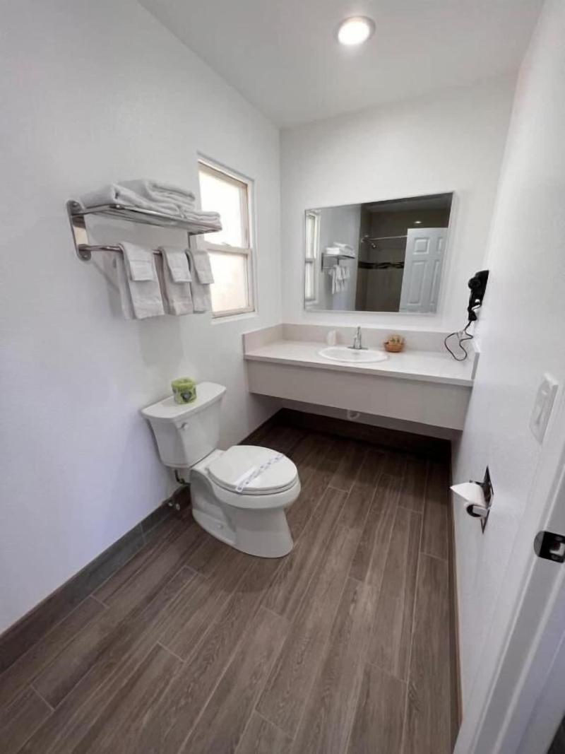 Town And Country Inn image