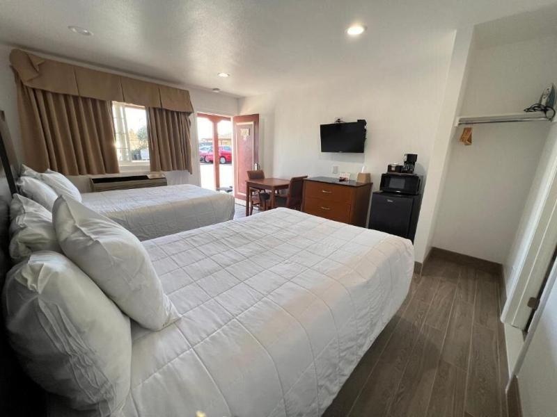 Town And Country Inn image