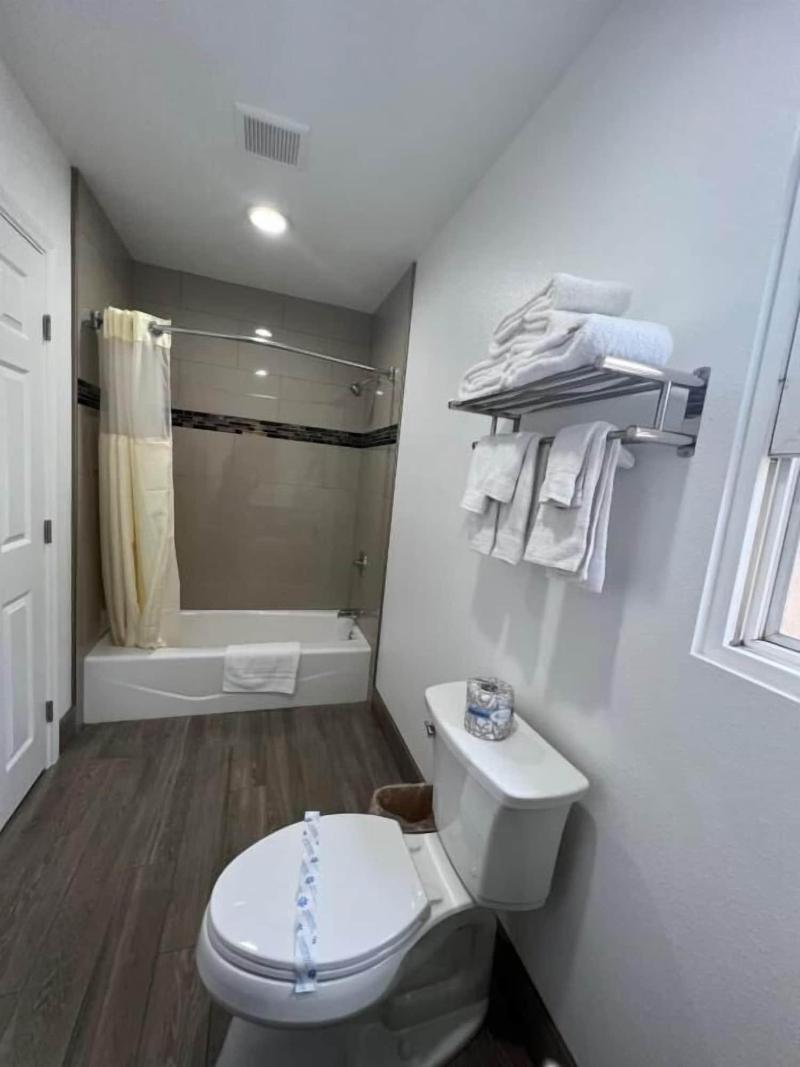 Town And Country Inn image