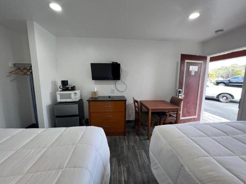 Town And Country Inn image