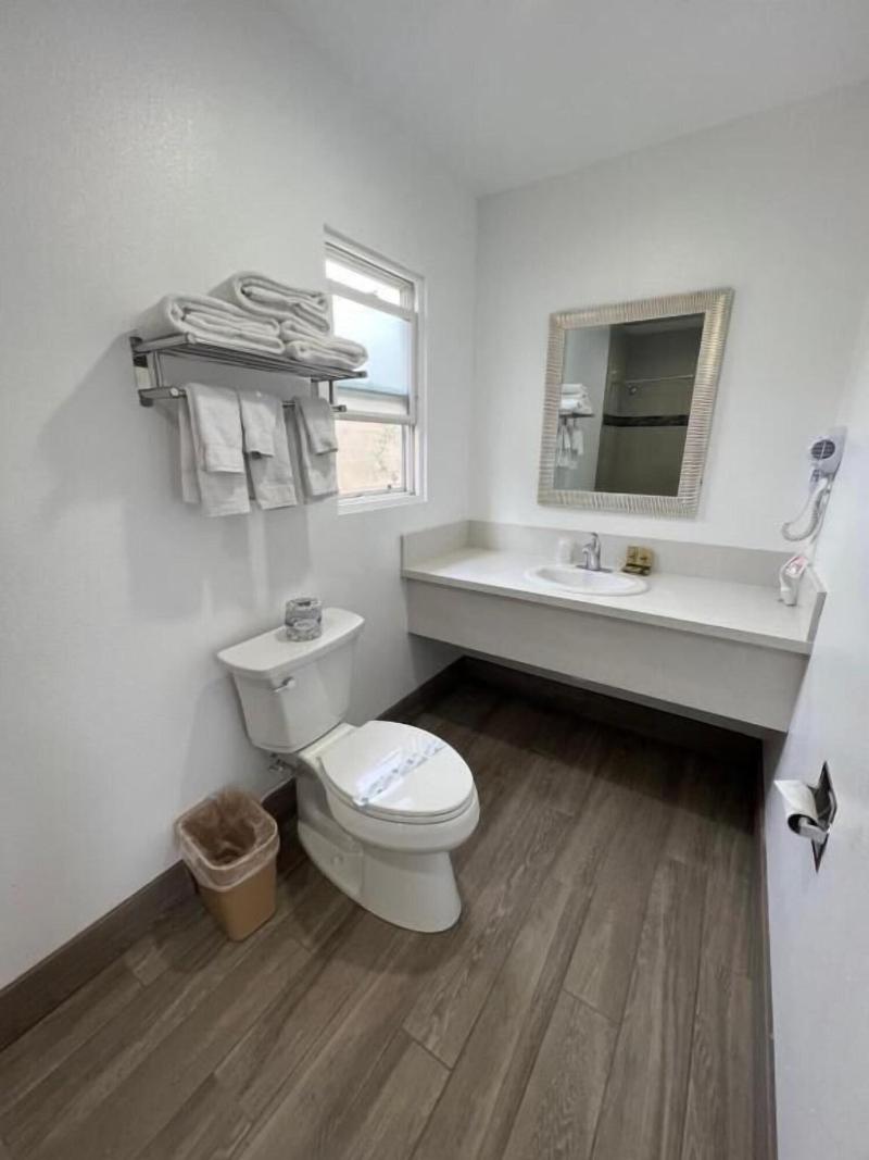 Town And Country Inn image