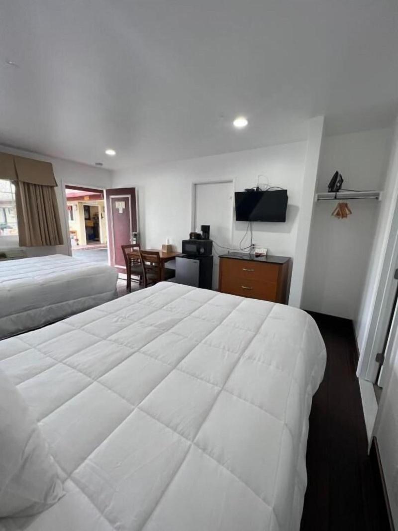 Town And Country Inn image