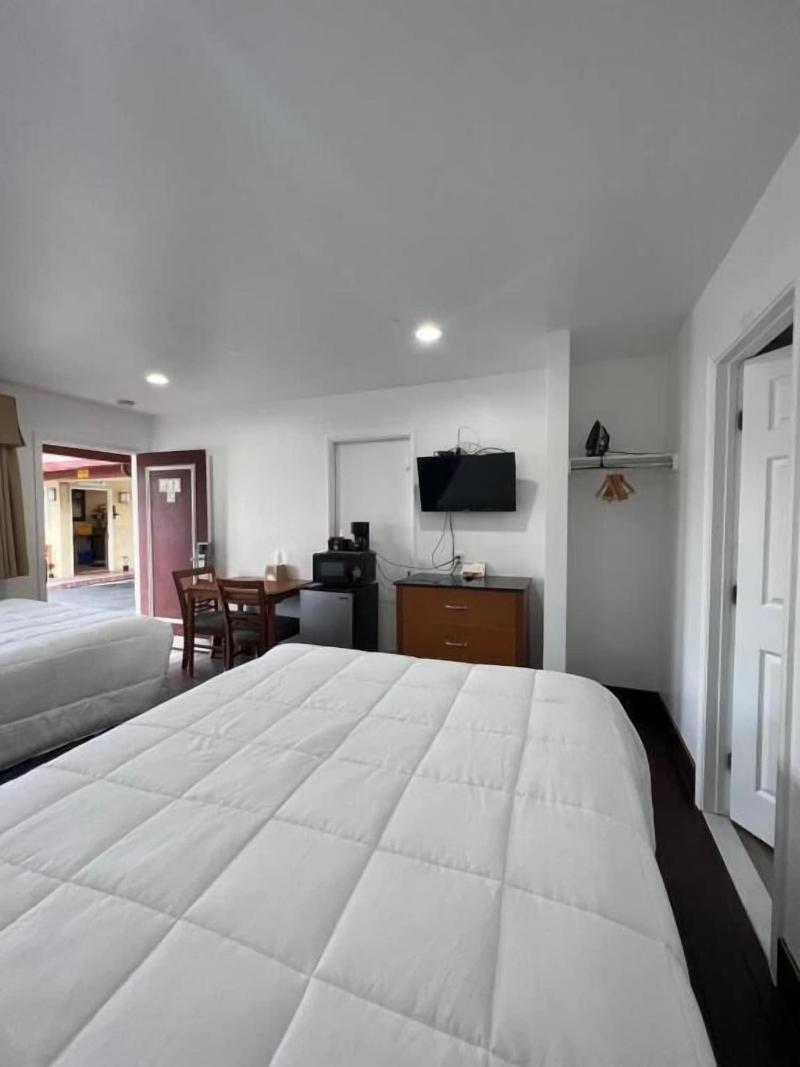 Town And Country Inn image