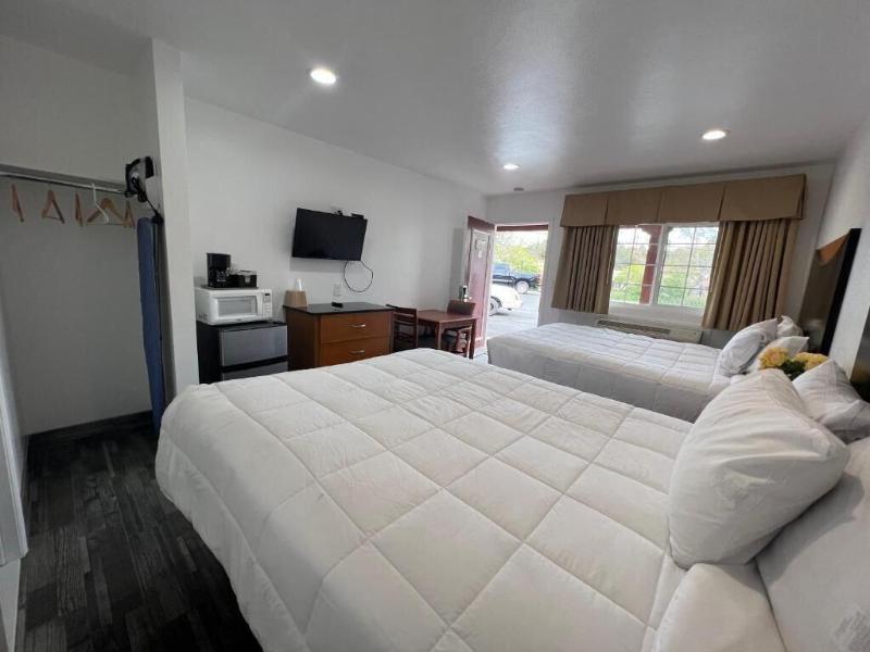 Town And Country Inn image