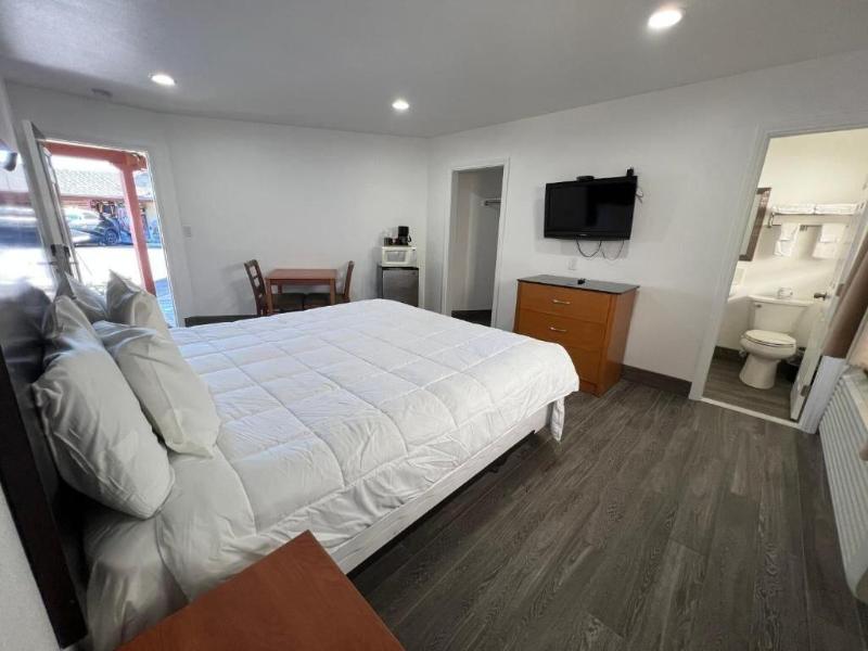 Town And Country Inn image
