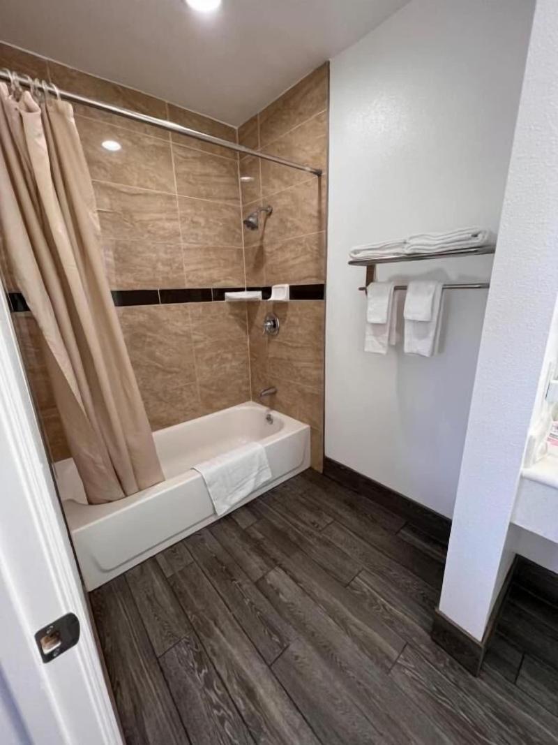 Town And Country Inn image
