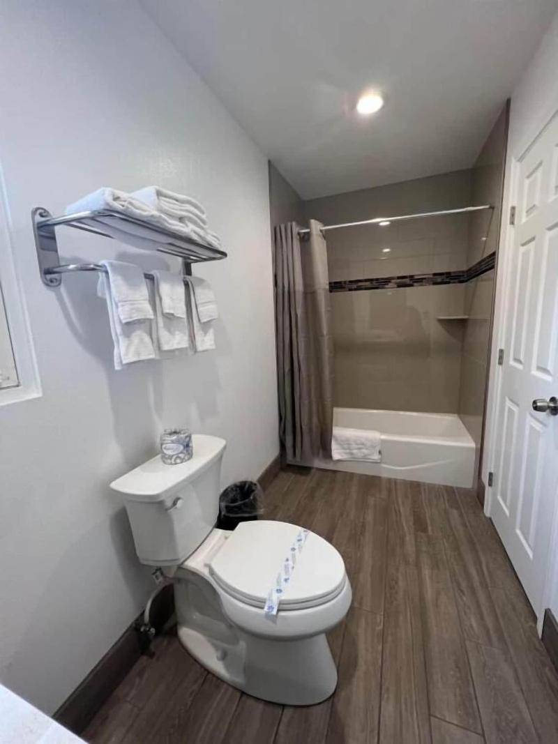 Town And Country Inn image