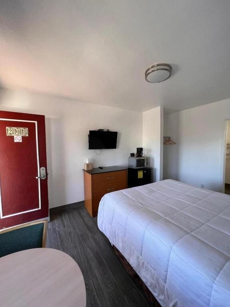 Town And Country Inn image