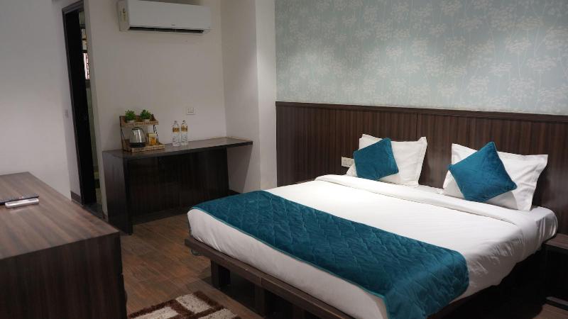 Qotel Hotel Rajori Garden image