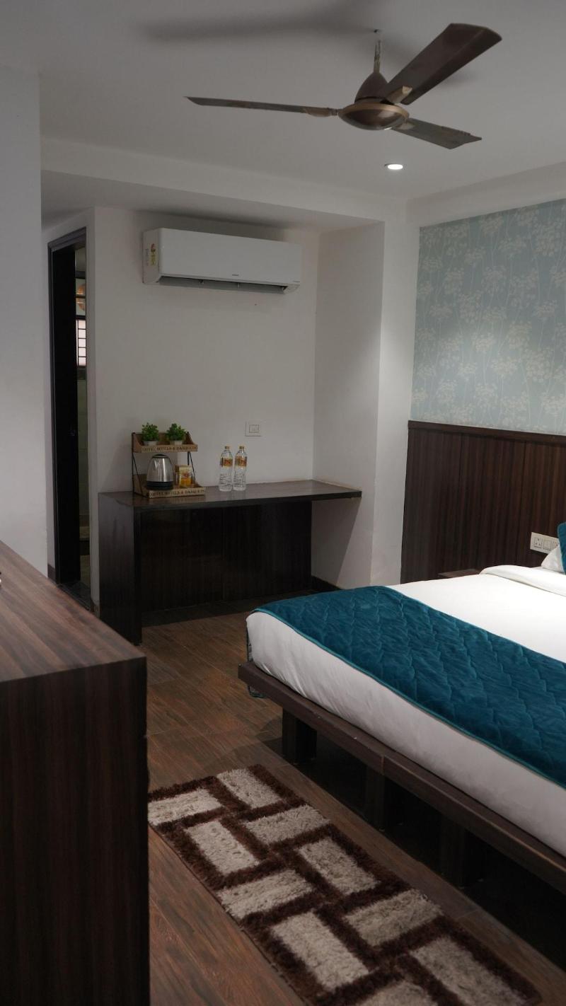 Qotel Hotel Rajori Garden image