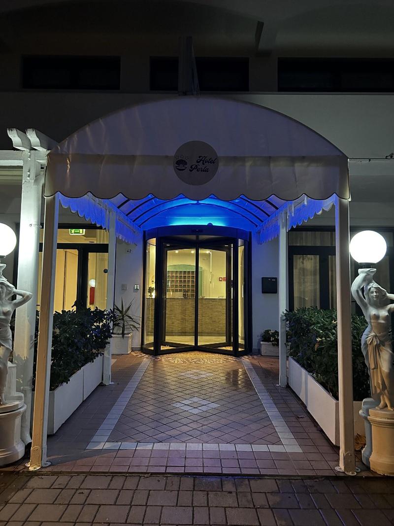 Hotel Perla image