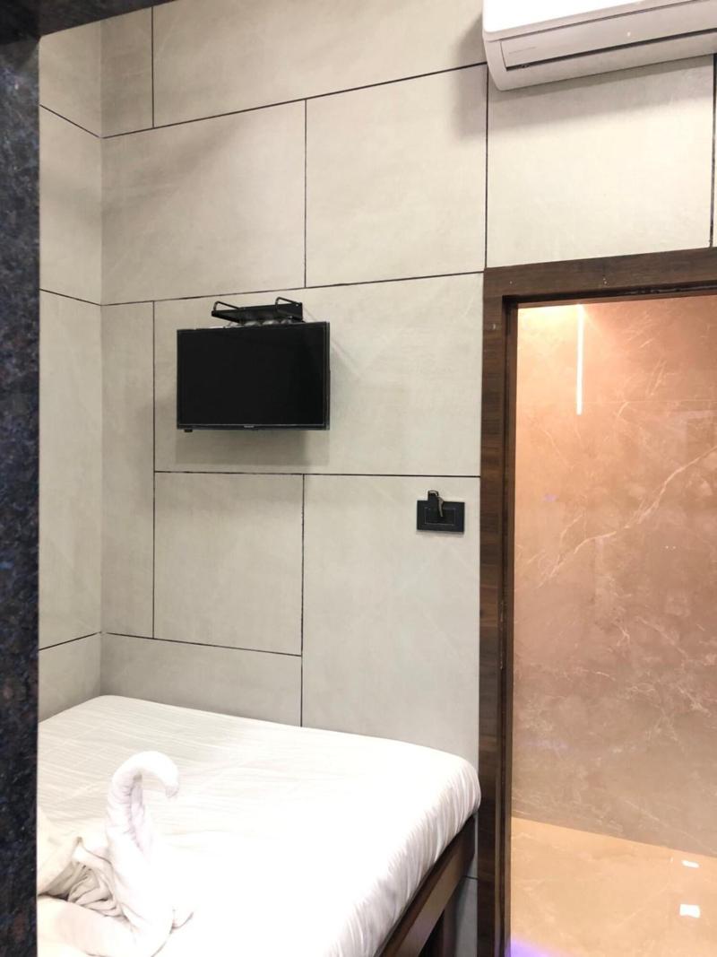 Hotel Rooms Dadar image