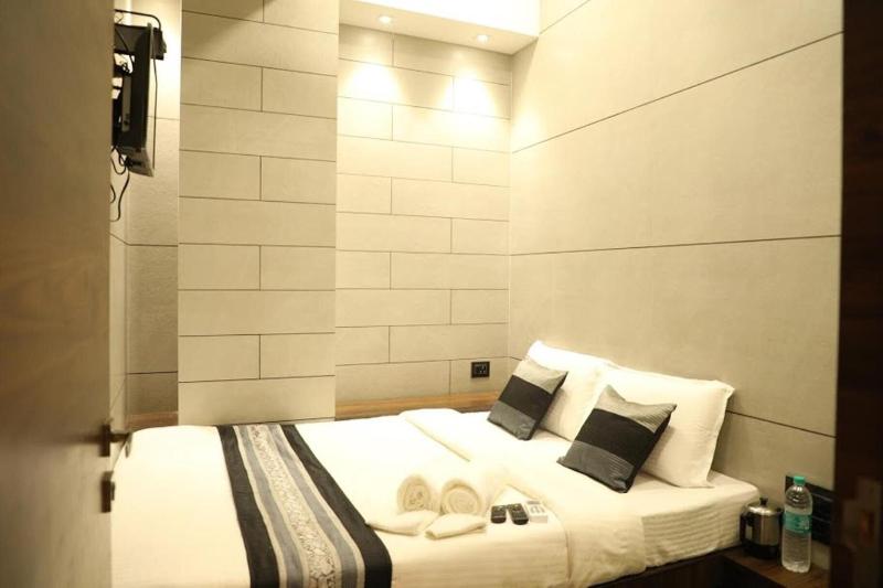 Hotel Rooms Dadar image