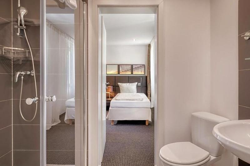 Waldhotel image
