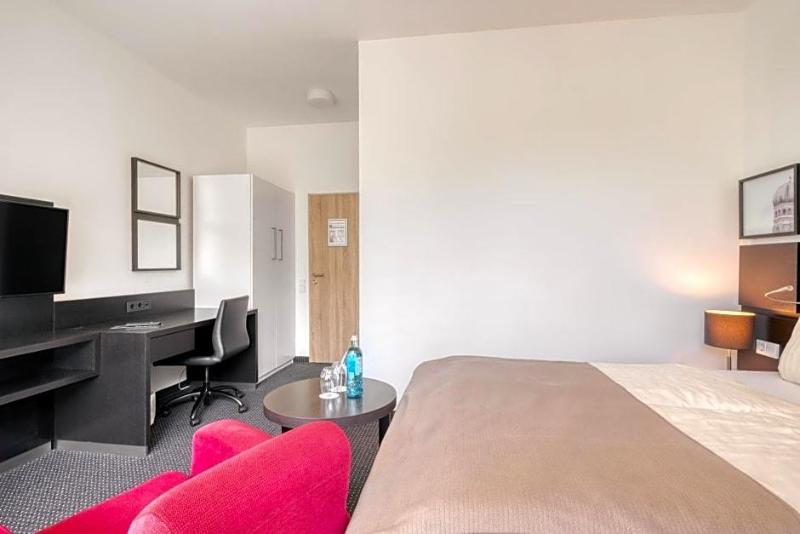 Waldhotel image