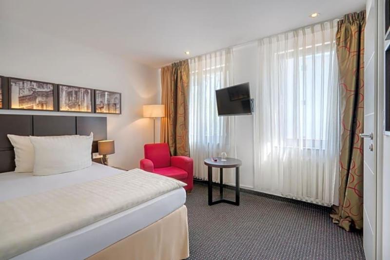 Waldhotel image