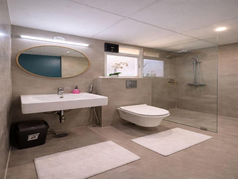 Housemate Hotels image