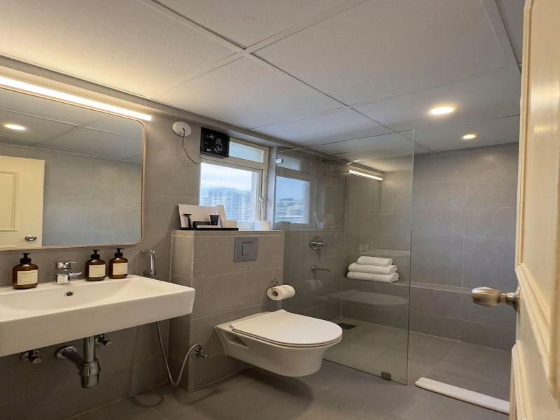 Housemate Hotels image