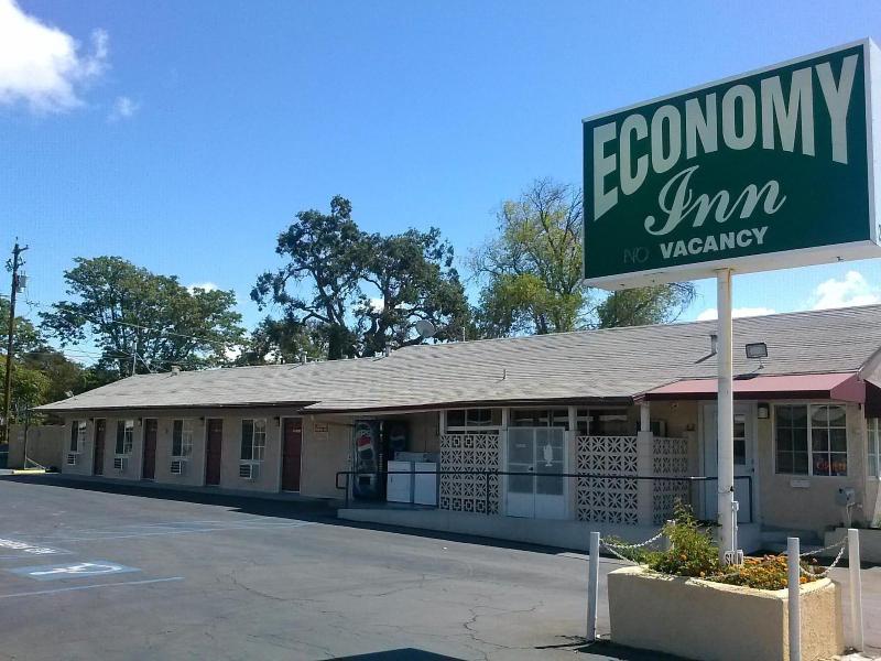 Economy Inn — general view