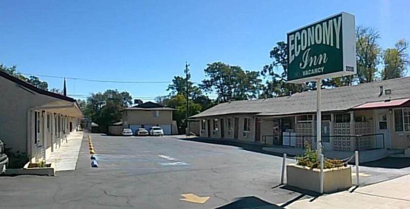 Economy Inn — general view