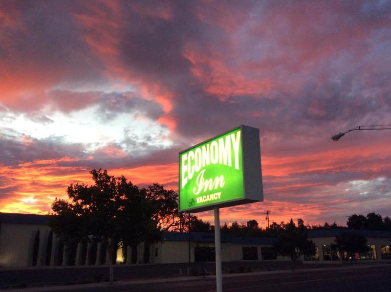 Economy Inn — general view