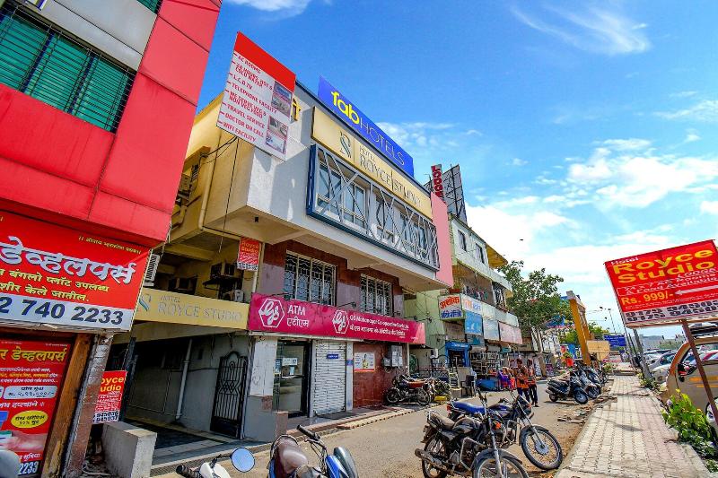 Fabhotel Royce Studio Apartments image