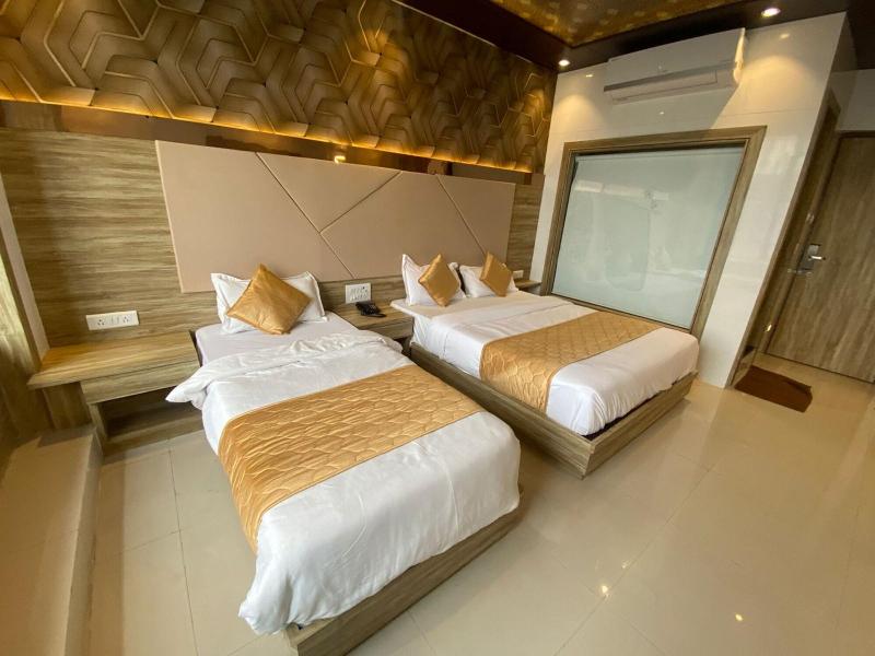 Hotel Bkc Crown Near Trade Centre image