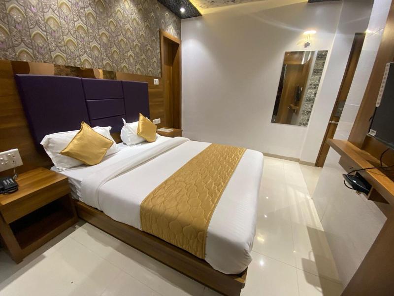 Hotel Bkc Crown Near Trade Centre image