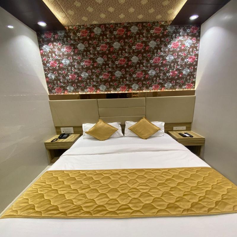 Hotel Bkc Crown Near Trade Centre image