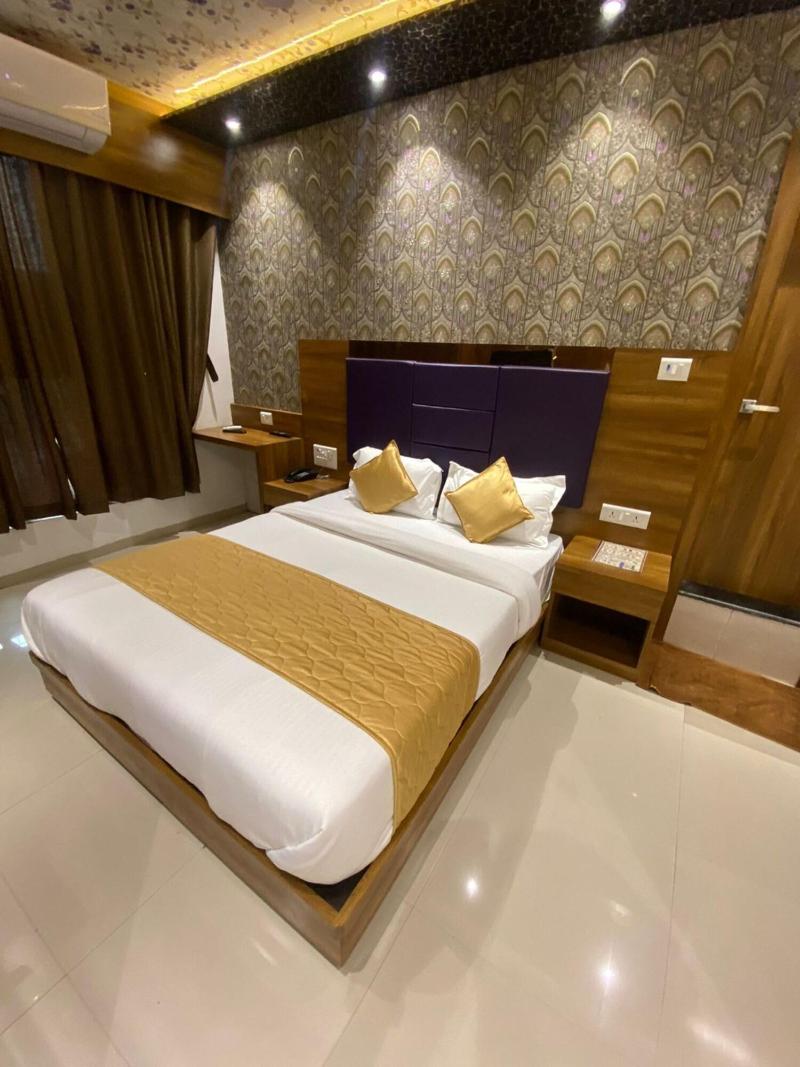 Hotel Bkc Crown Near Trade Centre image