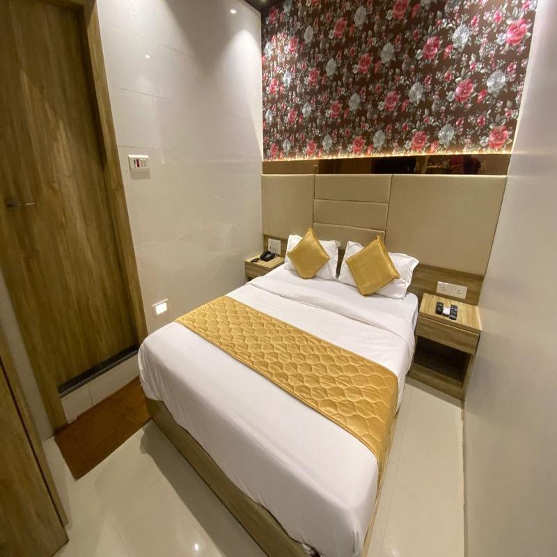 Hotel Bkc Crown Near Trade Centre image