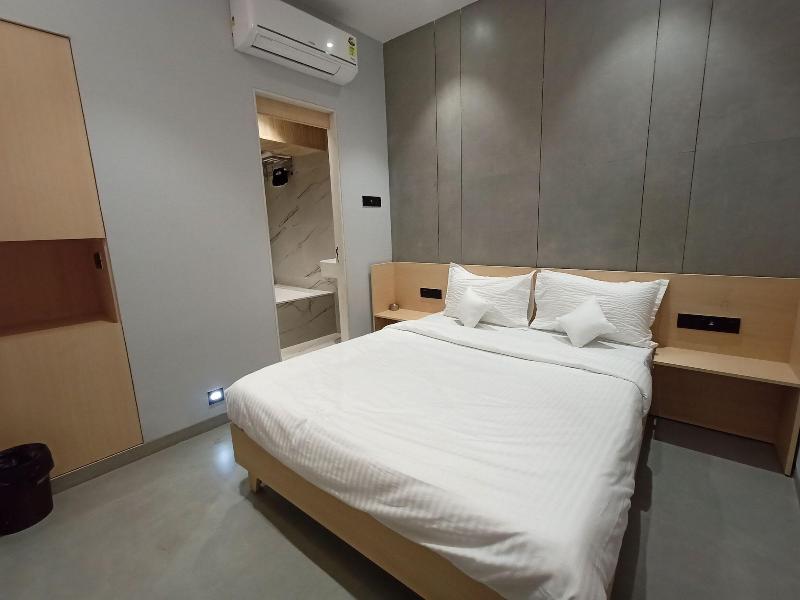 Hotel Golden Suites Near Nesco image