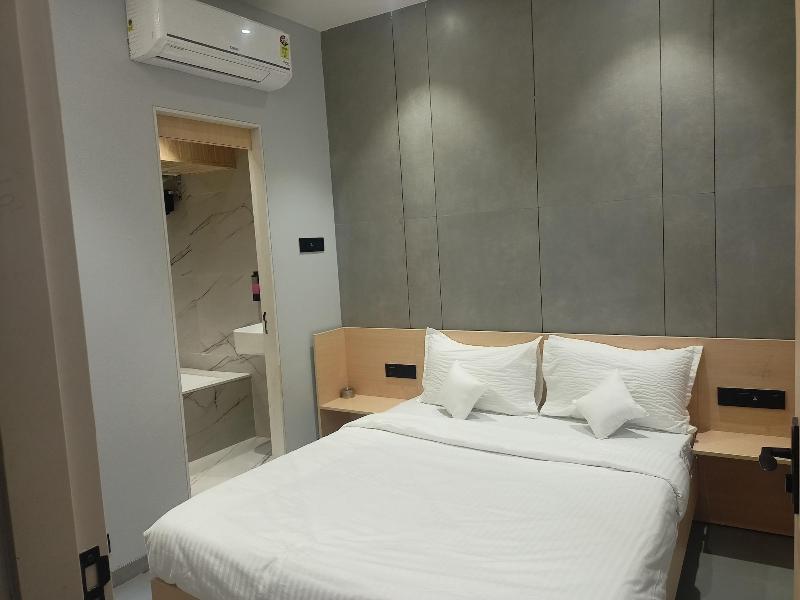 Hotel Golden Suites Near Nesco image
