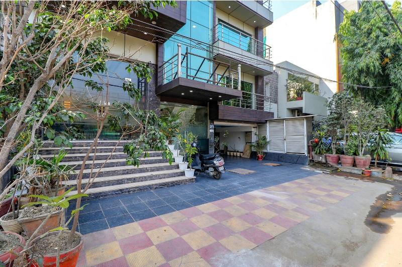 Fabhotel Admire Suites image