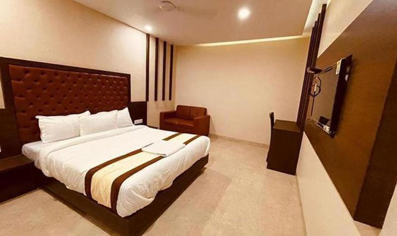 Fabhotel Vertigo Suite image