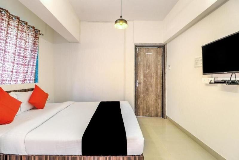 Hotel Crystal Inn image