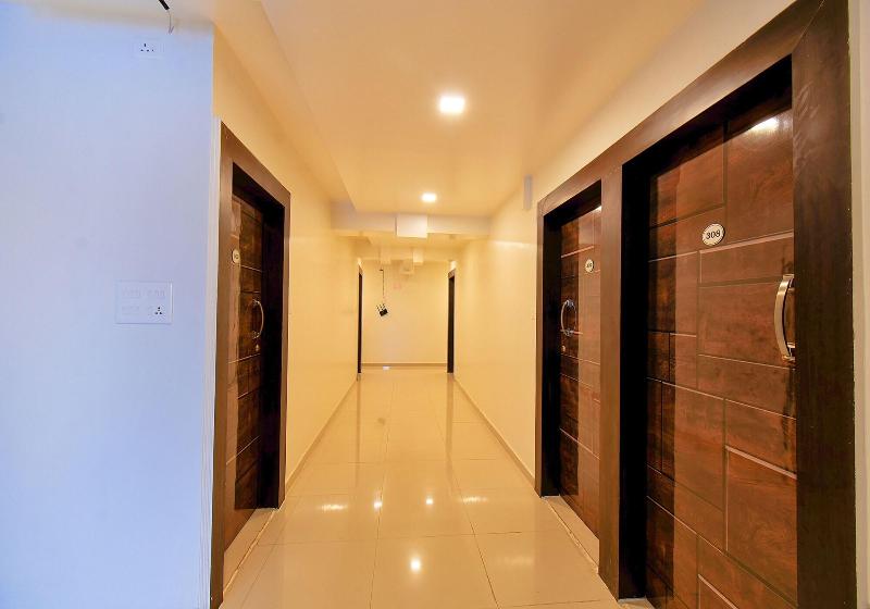 Fabhotel White House image