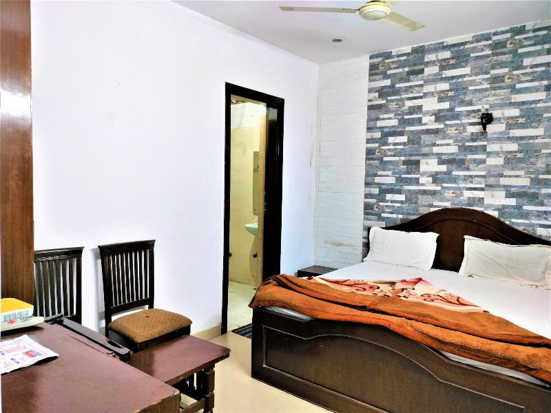 Hotel White Palace Nizamuddin Railway St image