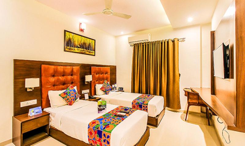 Fabhotel Empire Suite image