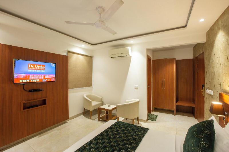 Hotel Arch Suites image