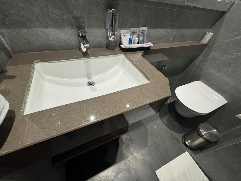 Hotel Mumbai House Mindspace Malad image