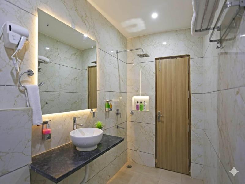 Hotel Decent Suites Delhi Airport image