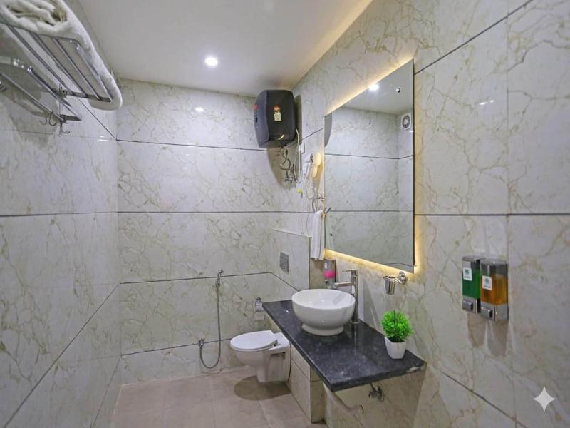 Hotel Decent Suites Delhi Airport image