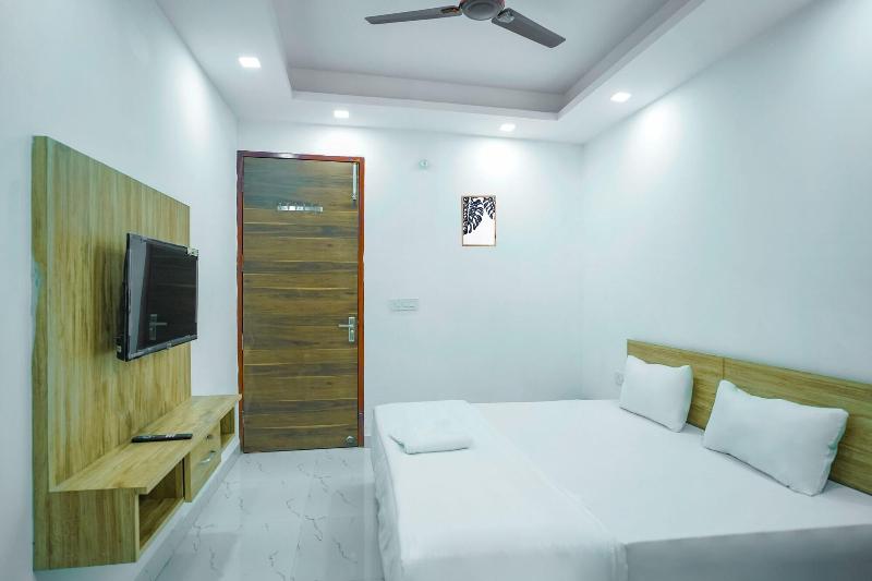 Roomshala 031 Silver Crown Sector 23 image