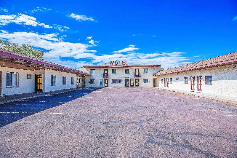 Love Hotels Silver Street By Oyo At Hurley Wi — general view