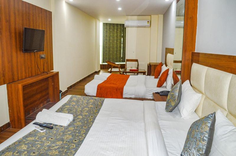 Fabhotel The Golf Inn image