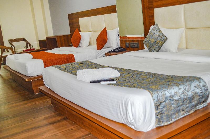Fabhotel The Golf Inn image