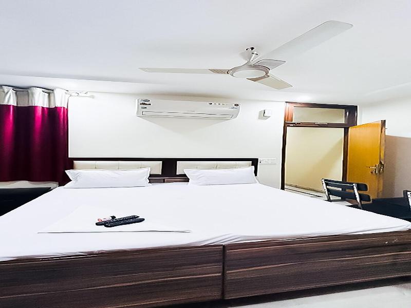 Roomshala 138 Hotel Tourist Palace image